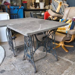 TABLE DE JARDIN PIED EN FONTE TABLETTE EN PIERRE