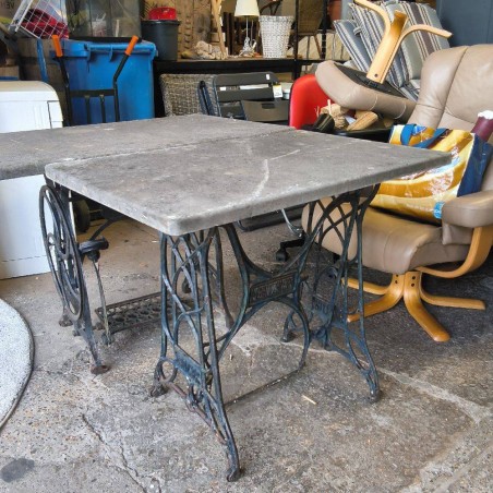 TABLE DE JARDIN PIED EN FONTE TABLETTE EN PIERRE