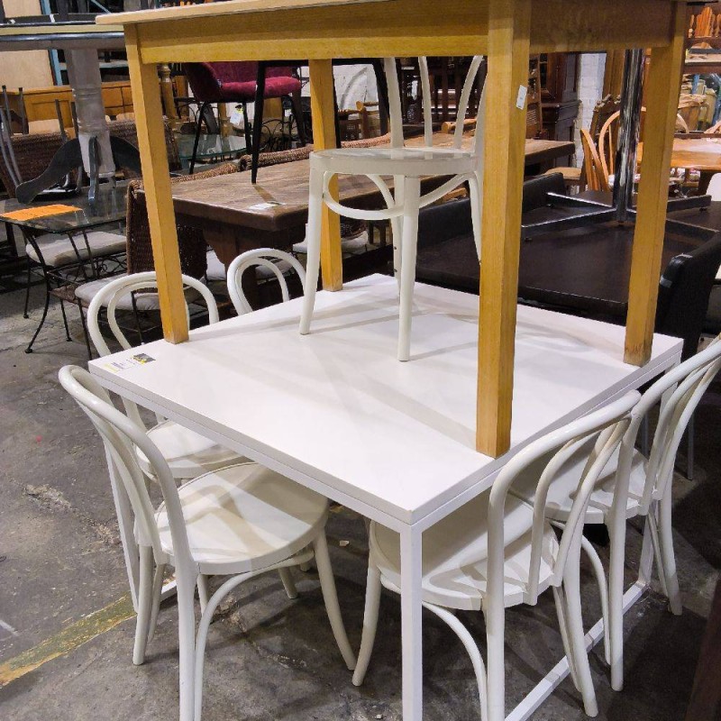 TABLE BLANCHE CARREE
