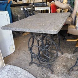 TABLE DE JARDIN PIED EN FONTE TABLETTE EN PIERRE