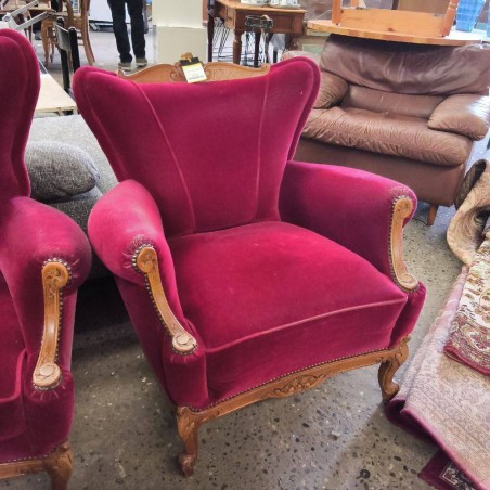 FAUTEUIL EN VELOUR ROUGE 