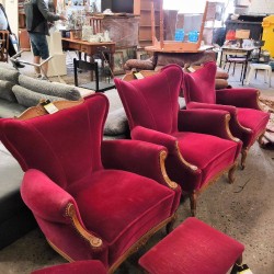 FAUTEUIL EN VELOUR ROUGE 
