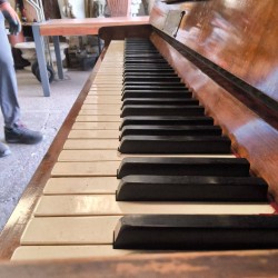 PIANO DROIT LEIPZIG