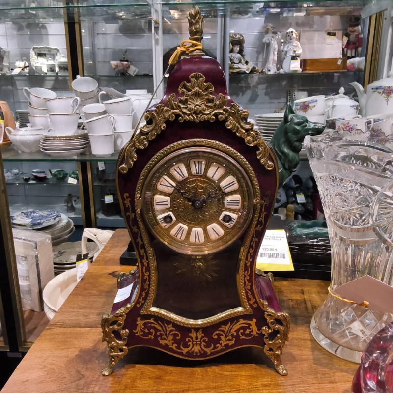 HORLOGE A POSER LAQUÉ ROUGE