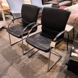 PAIRE DE FAUTEUILS CUIR ET CHROME 
