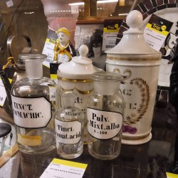 LOT DE 5 POTS A PHARMACIE