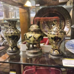 ENSEMBLE D\'OBJETS CLOISONNÉS