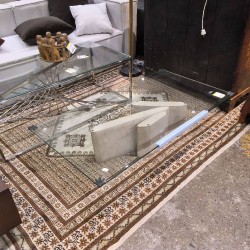 TABLE BASSE PIED EN PIERRE